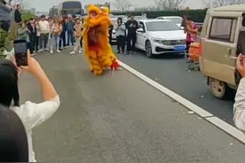 笑不活了，国庆假期高速堵车众生相，评论区的网友太搞笑了图片