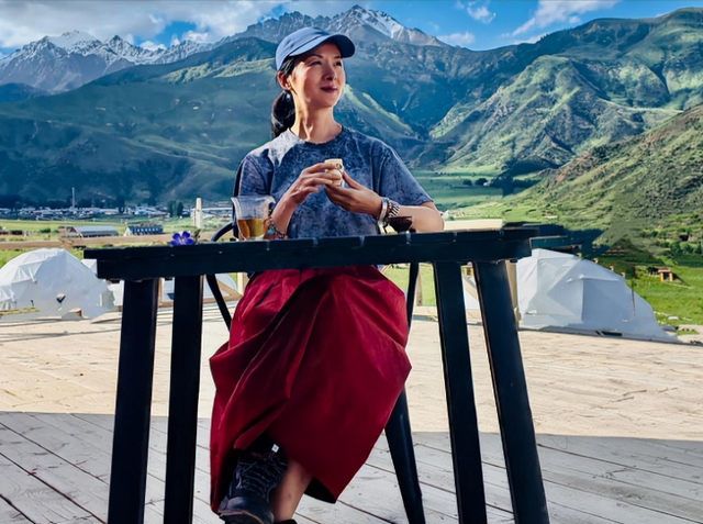 吃里扒外！定居美国13年，回国捞金惨遭“驱逐”，52岁活成了笑话