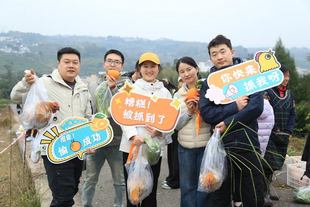 大盛镇：徒步赏红叶 游戏助采摘