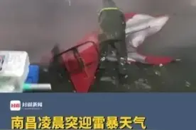 江西南昌凌晨突迎雷暴雨，居民窗户玻璃爆裂，路灯大树被连根拔起图片