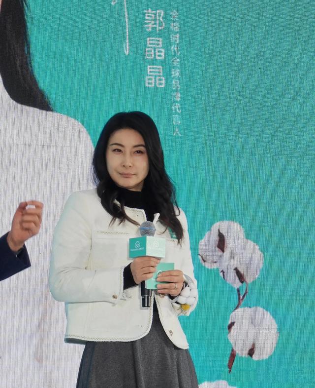 郭晶晶现身北京，穿小香风戴棉花手链和善大气，素颜胖出双下巴