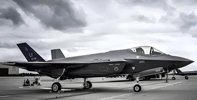 后悔也晚了！大批F-35逼到家门口，委内瑞拉却发现歼10C还未到位