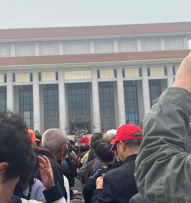 2025年10月17日，北京毛主席纪念堂发生的真实场景，排队太感人了