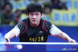 林诗栋输给樊振东后战胜许昕，帮助黄石基地胜上海地产集团。山东魏桥、汕头明润保持不败图片