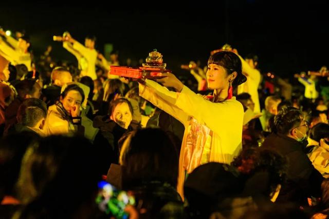 演出散场后，我在印象大红袍被“正式收编”为一匹马，真实写照，过于好笑！