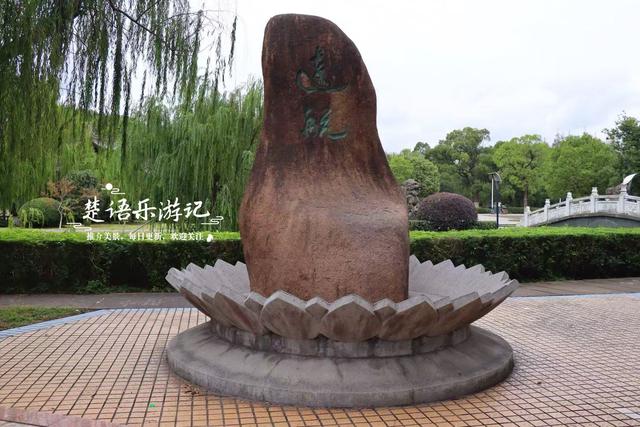 宁波北仑发现一个园林型风景，彩绘长廊与假山瀑布相映，景美如画