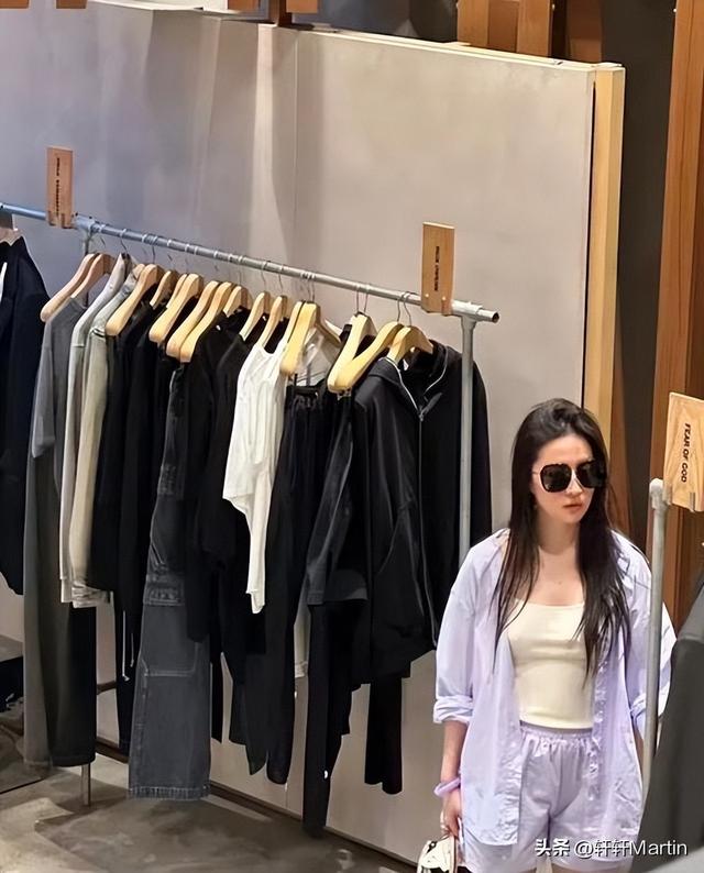 刘亦菲逛LV店被偶遇，试衣专注忘镜头，网友：这“骨相”太能打了
