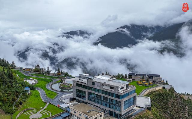 看风景不如住进风景里！四姑娘山傍的天空悬崖酒店，成都3.5h直达