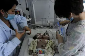 四川孕妇生下中国首例双头女婴，将产检医院告上公堂：赔我50万图片