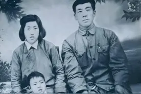 70年代，父亲为生产队放羊。每当夜色降临，我和父亲就钻进羊圈里图片