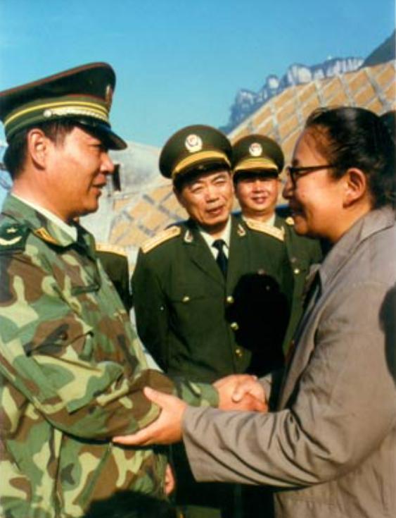 1984年，王光美来到河南和当县长的儿子刘源，留下一张珍贵的合影