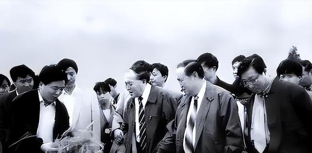 他是人民的好总理，65岁官至副国级，一生清廉，晚年捐出200万！
