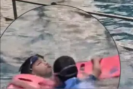 一个仰泳一个埋头游 两个小男孩意外“亲”上惹众人乐图片
