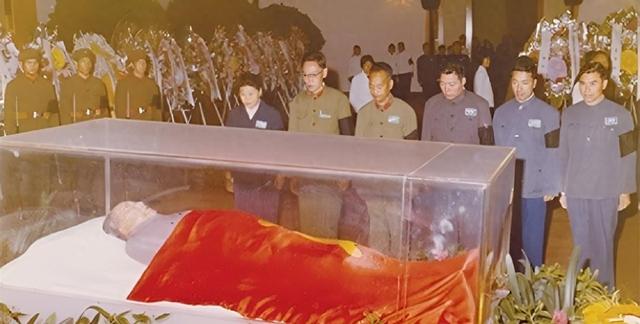 毛主席追悼会四个“没想到”，华国锋罕见发怒，李讷：太遗憾了