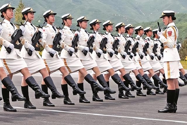 阅兵途中，如果女兵突然想上厕所怎么办？中国解决方式太聪明