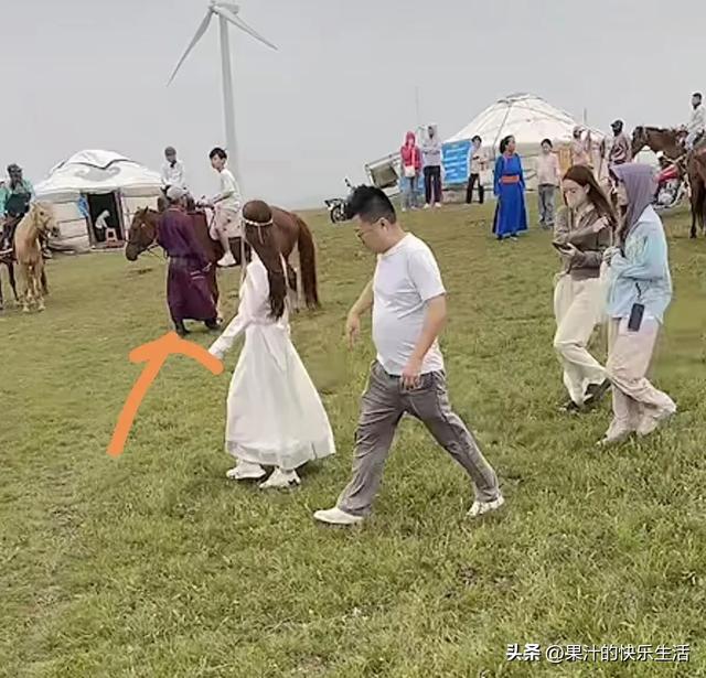 汪小菲一家蒙古服草原游！玥儿骑马挺笔直，淑女又贴心！汪没白疼