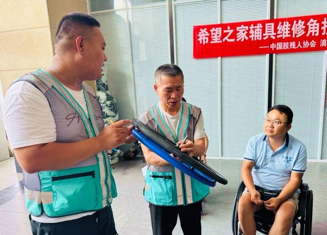 易拉罐巧变“修轮神器” 滴滴青桔师傅解锁跨界新技能