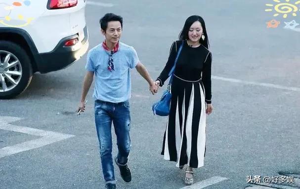 51岁的何炅，牵手54岁的杨钰莹，年过半百的俩人，画面温馨