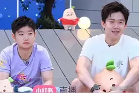 孙颖莎直播现场生气！大头现场开哄莎莎。图片