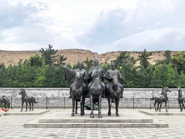 朔州古城全是夯土墙，没有刻意修复，是我看到的最原始的古城墙