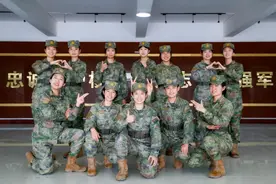 报告！又美又飒的女排长，集合完毕！图片