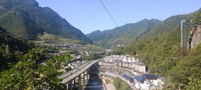 两山相对出，孤峰绕白云