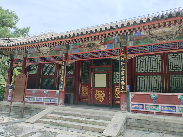 为什么说 谐趣园 嘱新楼的对联可能是挂反了？