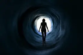 诺贝尔奖得主用量子理论证明灵魂不灭,人死后变特殊形态,回归宇宙图片