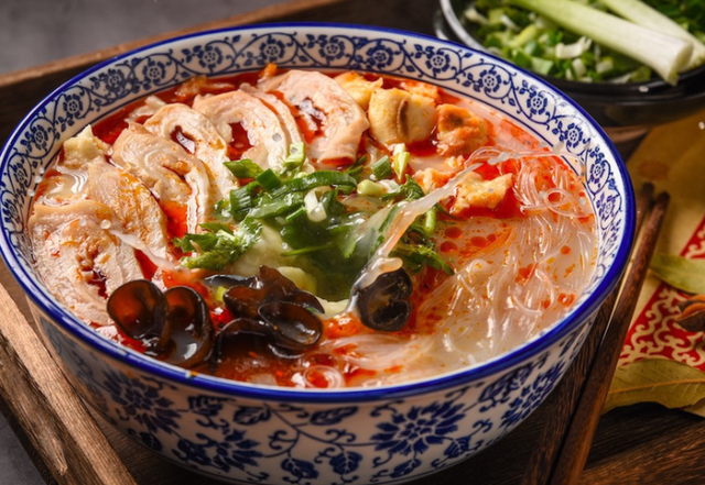 10位驴友相约西安，吃美食喝茅台，结账时个个呆滞，老板：别赖我