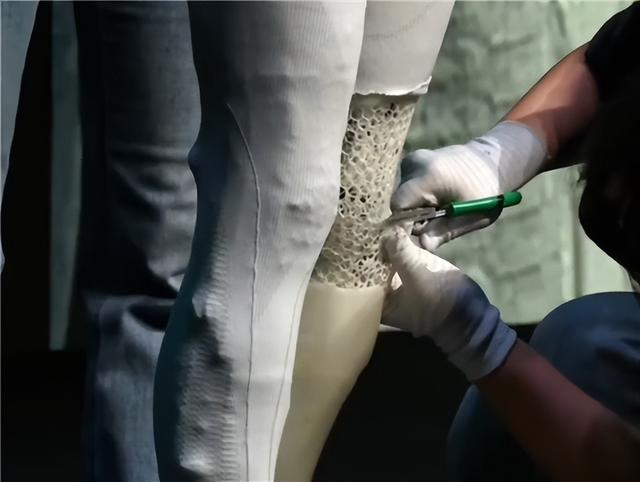 小鹏女性机器人现场“脱衣割肉”！历史首次机器人证明自己不是人