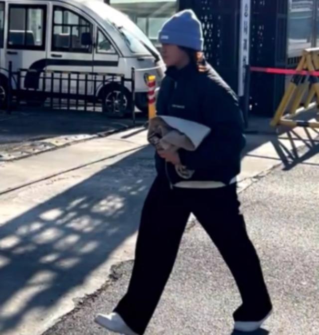 全红婵归队了！她变化真大	，身材高挑颜值抢眼，留了长发气场强大