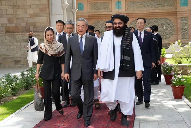 王毅外长行程突变，离开印度后没去巴基斯坦，中巴外长会临时升级，专机改道阿富汗，留下了一句忠告