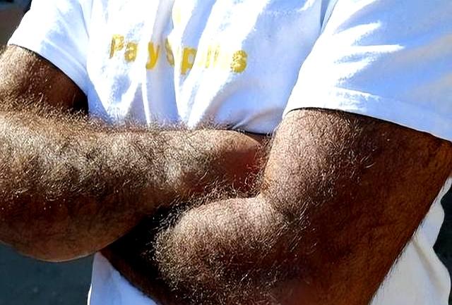 男性开始衰老，一般会有3松2大1处毛发变多	，若没有，还算年轻