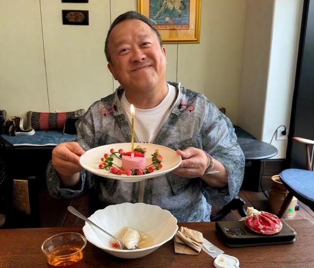 72岁曾志伟又给所有男人上一课！可以贪财，可以好色，但别踩红线