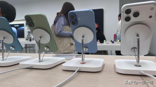 iPhone 17系列前四周销量曝光，标准版成最大黑马