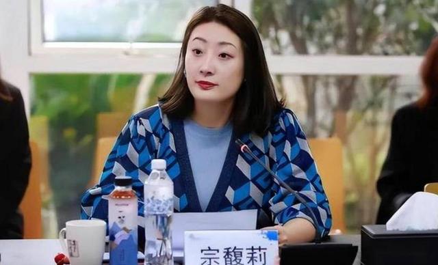 辞去董事长仅3个月，宗馥莉官宣新身份，宗泽后和整个商界沉默了