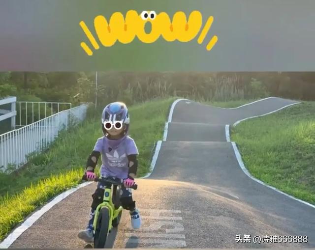 郑恺和苗苗暑假带儿女去阿那亚旅游，一家人幸福感都溢出屏幕了！