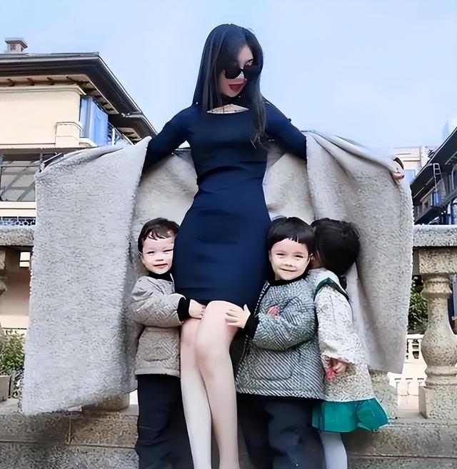“买英国精子生3娃”的山东女人，7年后现状曝光，一年百万开销