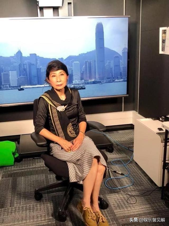 自食恶果！否认中国籍拒唱国歌，俩儿子定居国外，她下场如何？