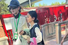 戚薇接女儿放学，穿得又仙又美，lucky跟着妈妈好乖，越来越漂亮图片