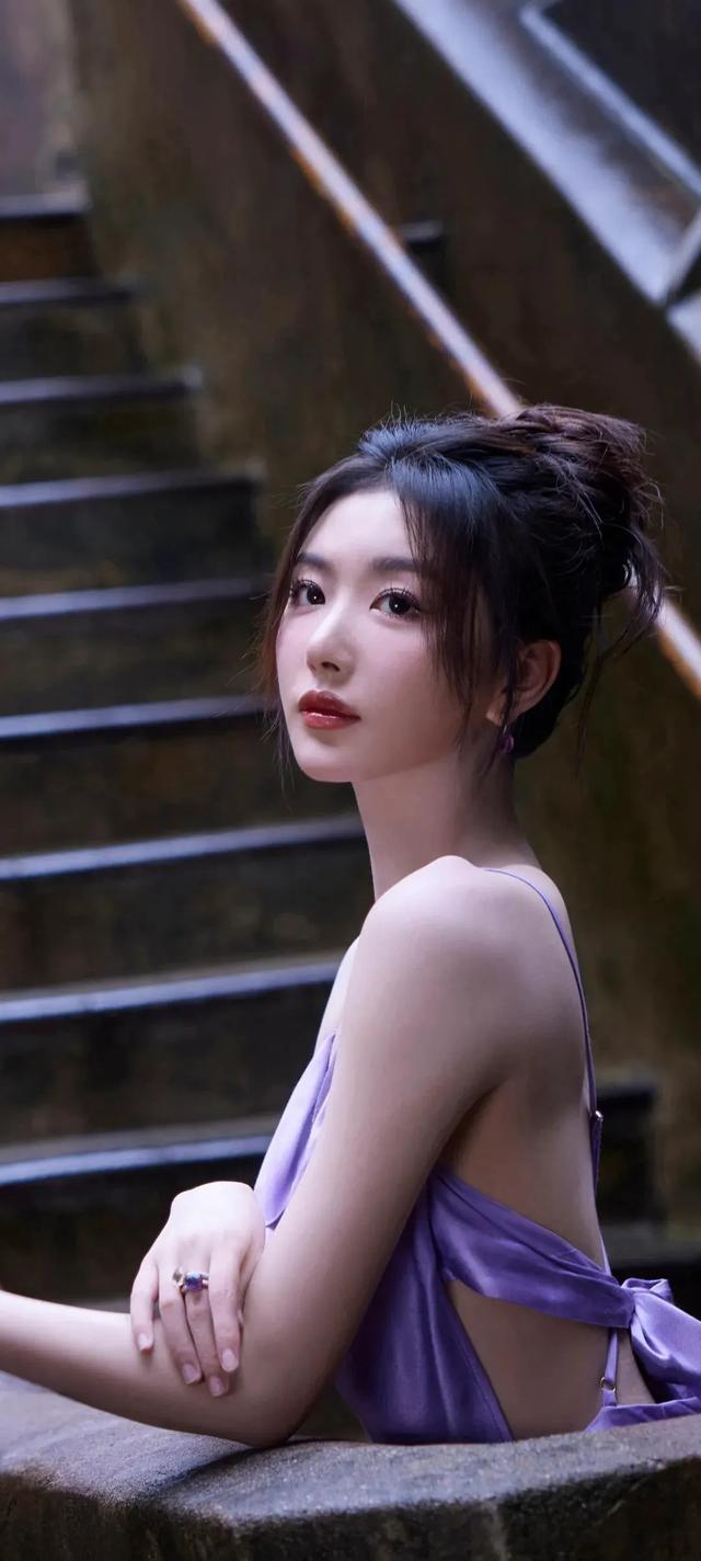 孔雪儿｜吊带长裙紫色韵味壁纸！