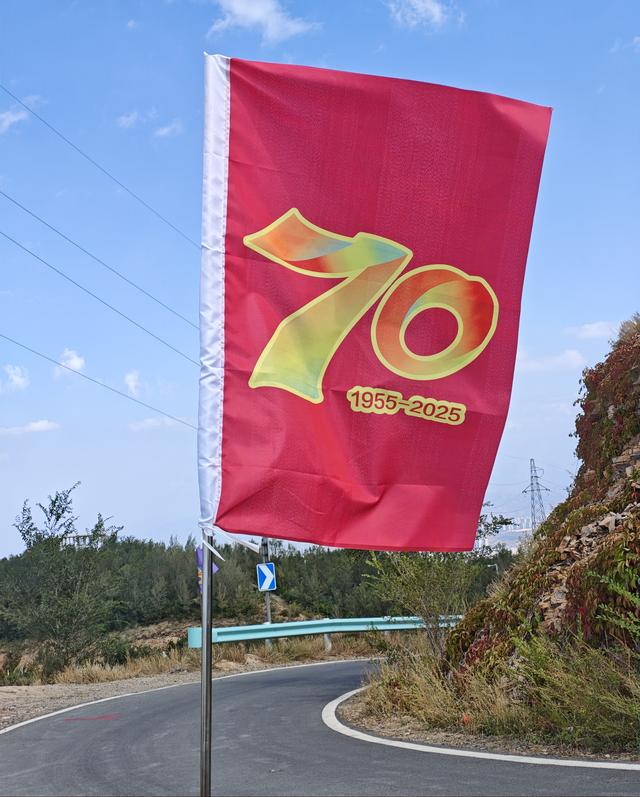 乌市高山路云满台新变化，新挂了红色牌子，玻璃栈道观景台视野好