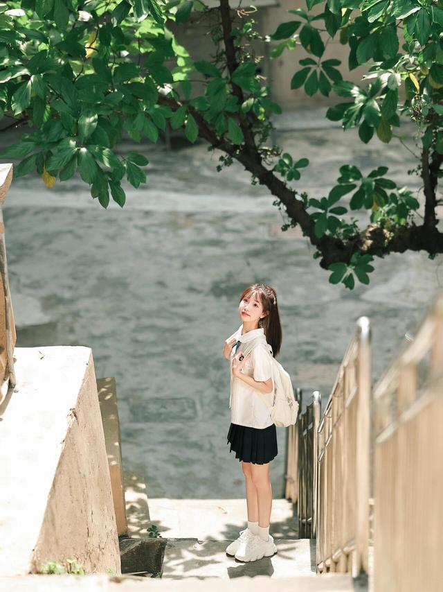 甘肃兰州一校花，楚楚动人	，倾国倾城，这气质堪称校园天花板