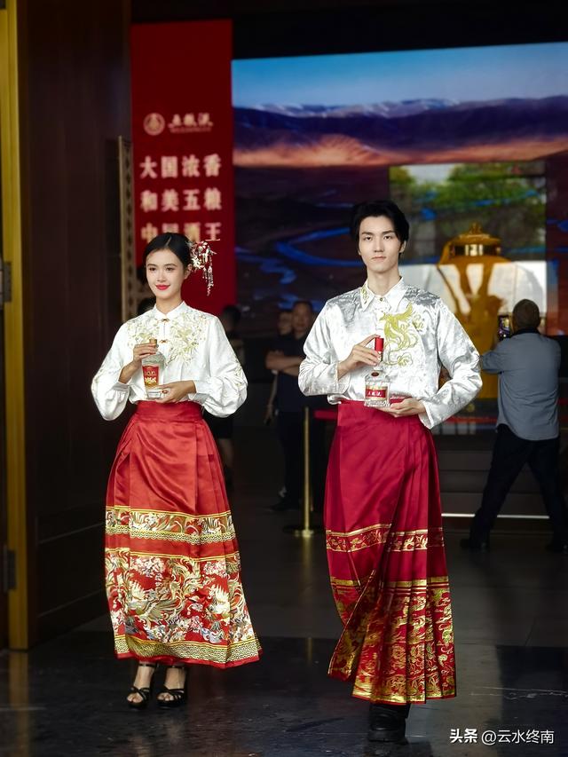 一个四A级景区的酒厂，最贵的酒要卖88万，咱买不起但免费喝得起