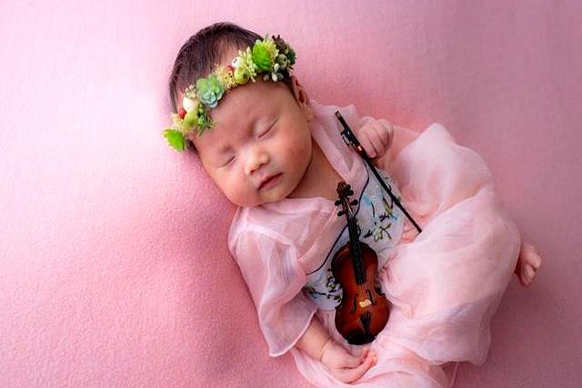 孩子满月祝福语：愿你睡时安稳，醒时欢喜，在爱的小窝里，把每一