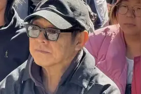 李连杰五台山礼佛，脏兮兮的，已走路艰难！林虎大师亲自接待！图片