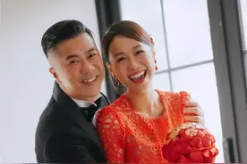 黄心颖晒婚礼照！老公紧抱笑意盈盈，欲赶早生娃领2万生育金图片