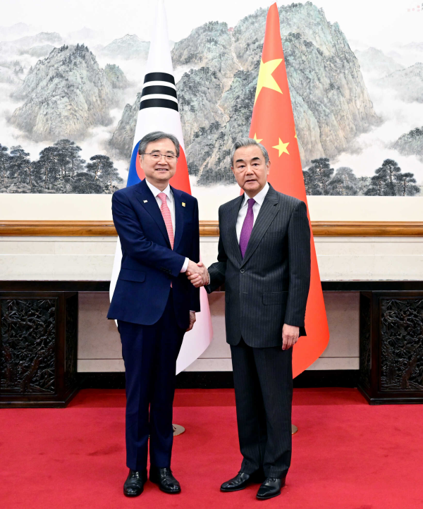 韩国外长离开北京当天，李在明宣布“选美国”，想让中国别太计较