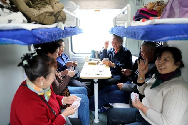 陕西首趟“秦岭号”普惠适老旅游专列温暖启程