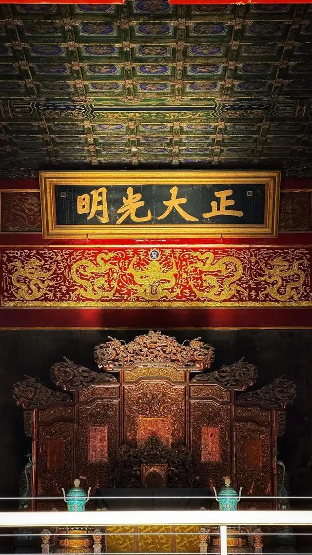 冬至奇观！故宫牌匾惊现金光点亮的千年密码